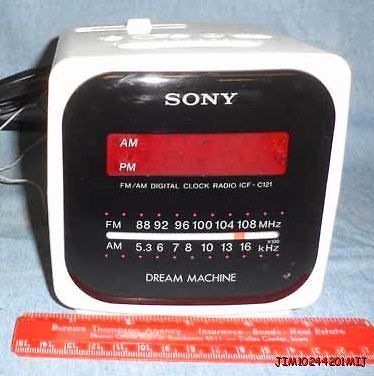 VINTAGE SONY DREAM MACHINE DIGITAL CLOCK RADIO ICF C121 CUBE MID