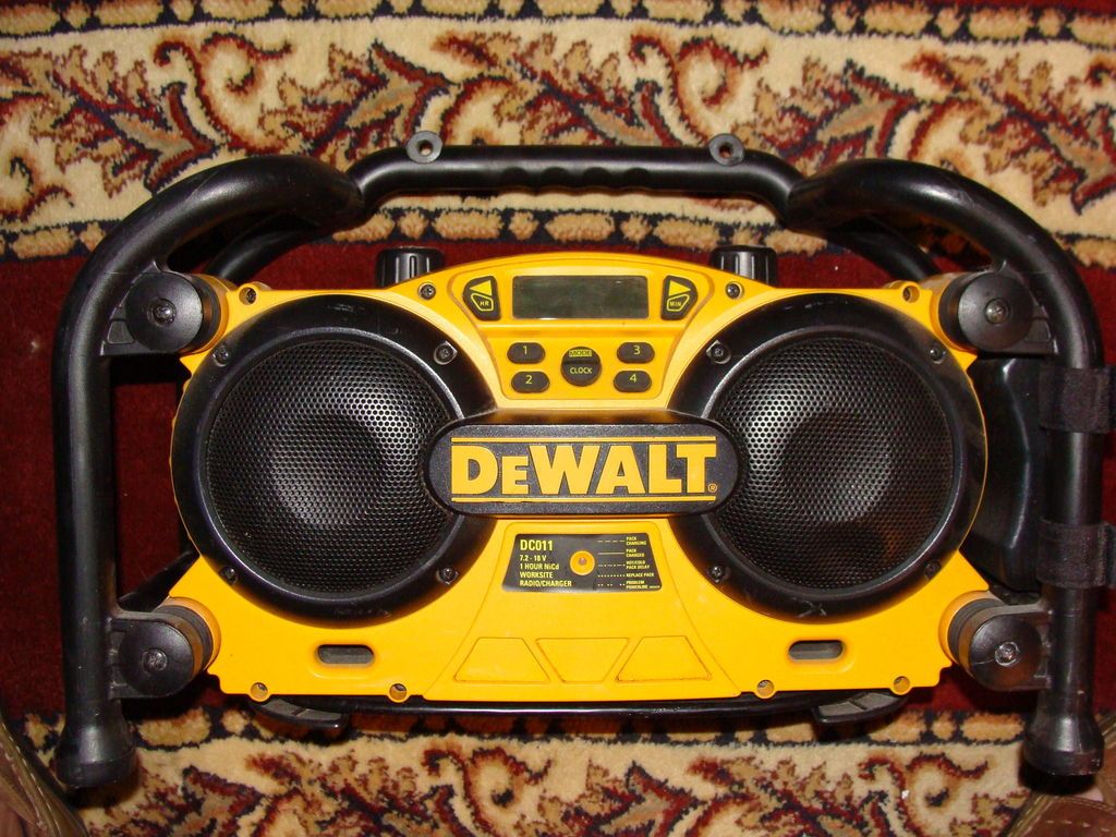 DeWalt DC011 Work Site Radio / Charger Mint