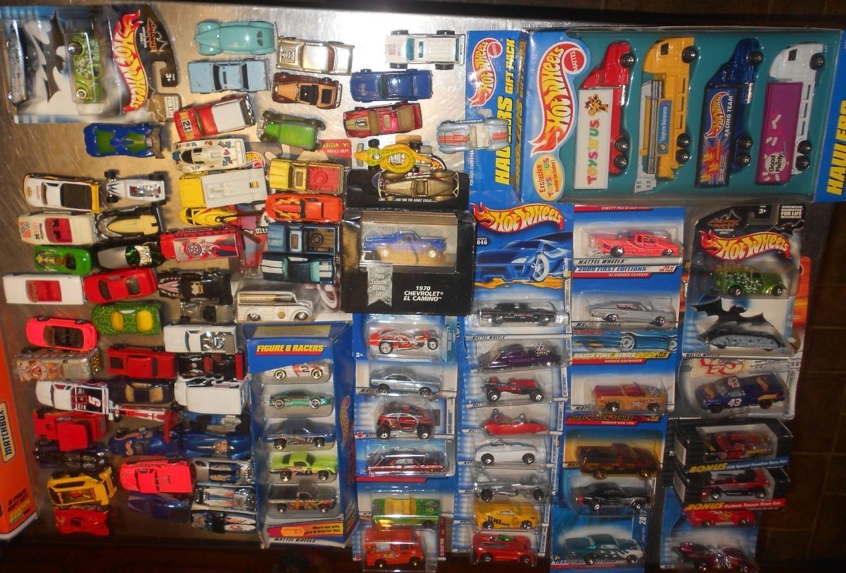 Vintage Lot of 92 Hot Wheels 2 Cases 1970s 2000s Hotwheels 1st