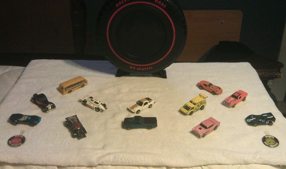 Hot Wheels Redline Case and Car Lot